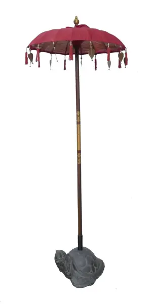 Artikelbild 1 des Artikels “Bali-Schirm, Farbe Rot mit Holzmünzen und goldenen Blättern, die um den Rand hängen. Ca. 100cm Durchmesser und 250cm Höhe “